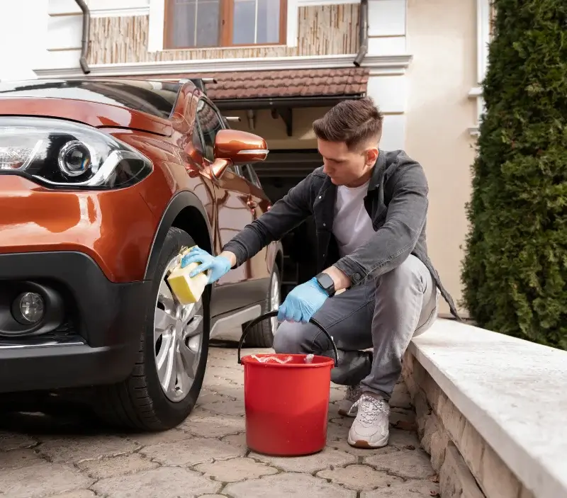Lavage auto à domicile Sainte-Colombe : professionnel intervenant sur un véhicule